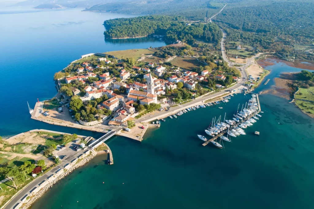 Flyfoto av Osor ( Ossero ) er en liten by og havn på øya Cres i Kroatia. Den ligger ved en smal kanal som skiller øyene Cres og Lošinj.