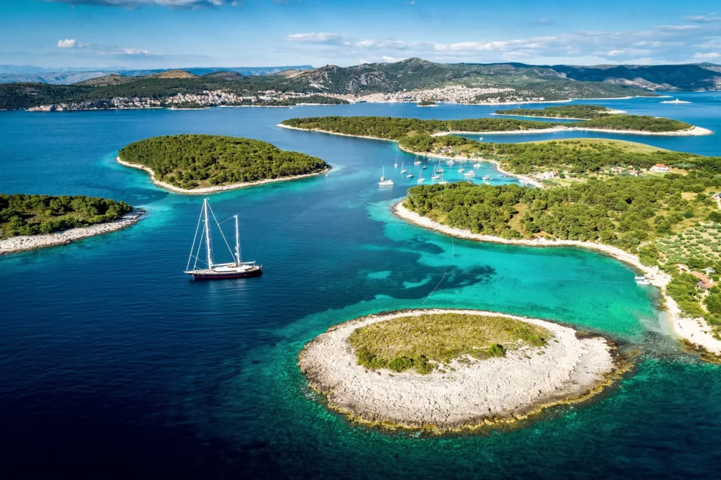 Flyfoto av Paklinski-øyene i Hvar, Kroatia.