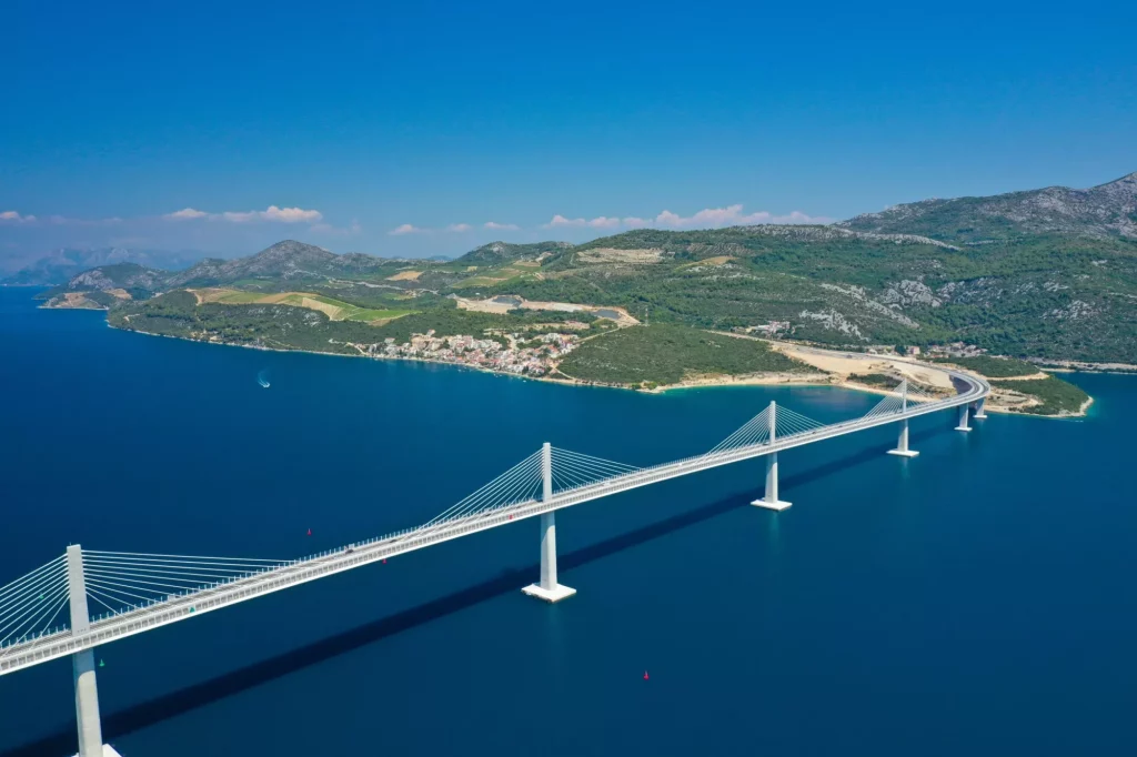 Luchtfoto van de nieuw gebouwde Pelješac-brug, Kroatië