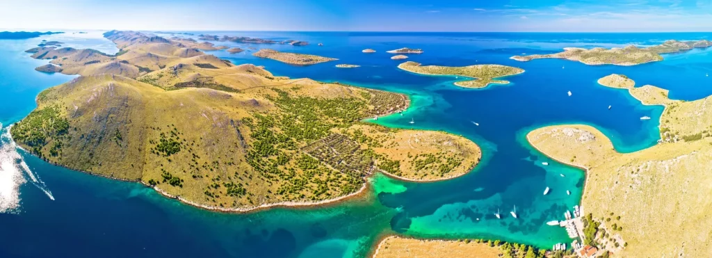Fantastisk panoramaflyfoto fra Kornati-øyene, nasjonalparkens skjærgård