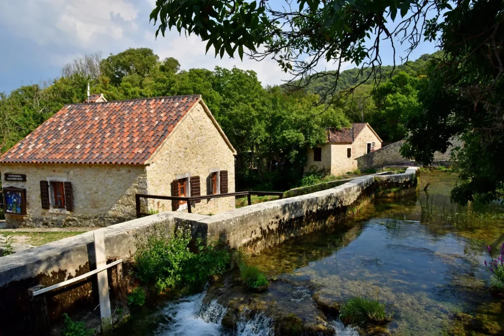 Kroatien; Sibenik - 5. september 2021: den maleriske nationalpark Krka