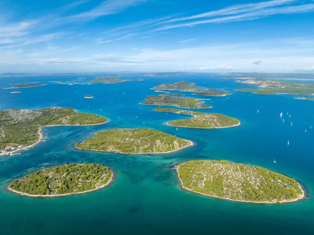 Kroatiske øyer - Kornati og Adriaterhavet sett fra drone