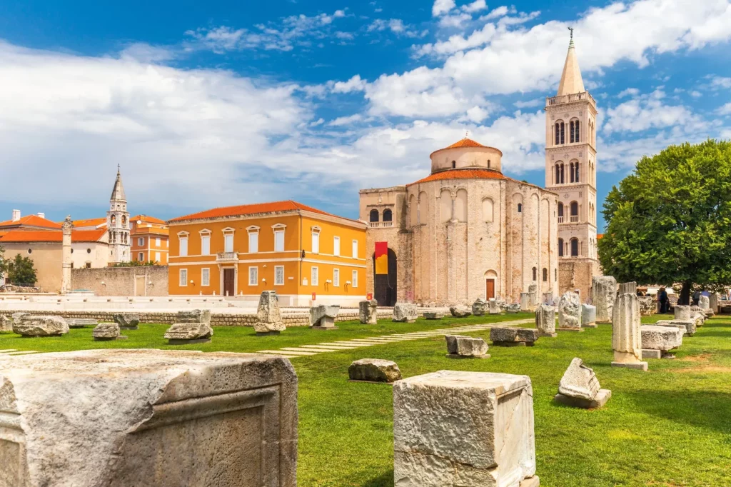 Historisk sentrum av den kroatiske byen Zadar ved Middelhavet, Europa.