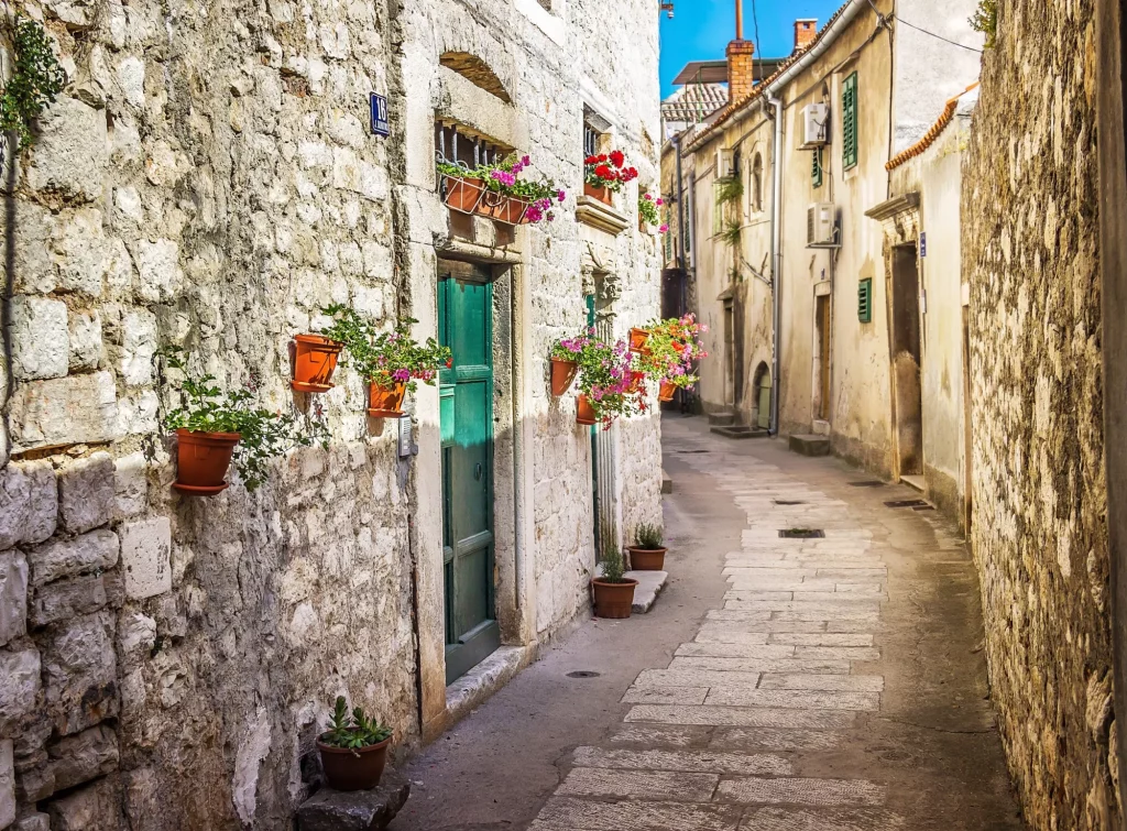 Smalle oude straat en binnenplaats in de stad Sibenik, Kroatië, middeleeuwse zone