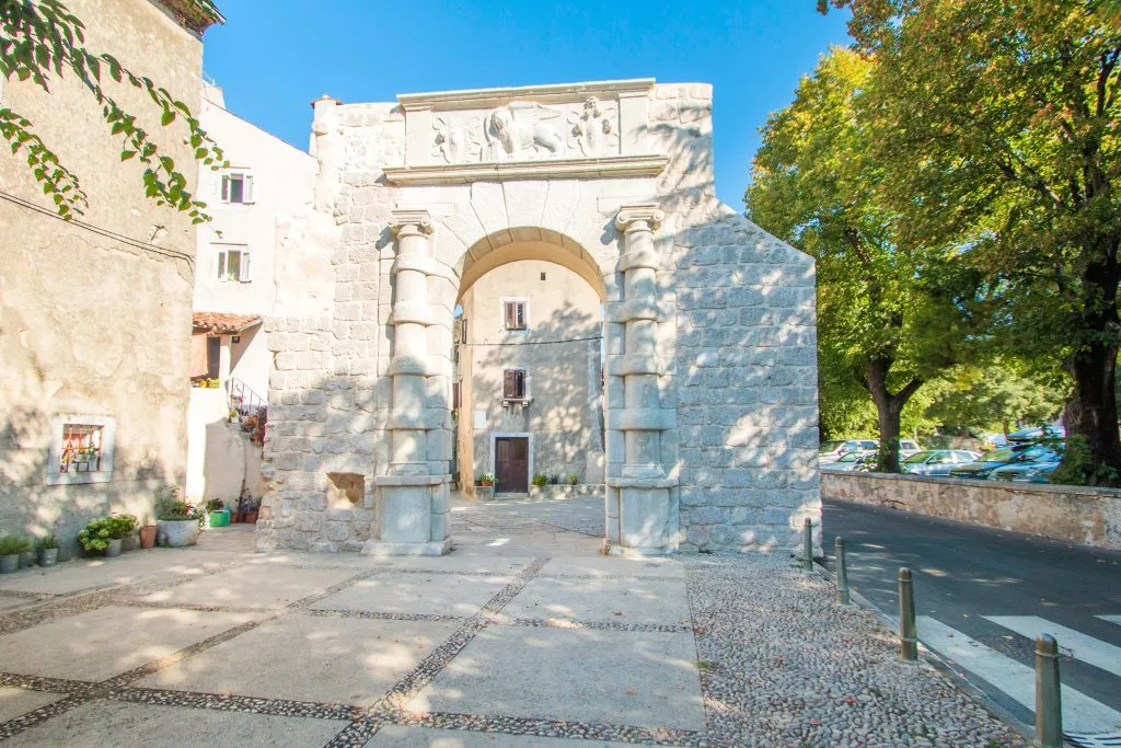Gamle porte og gader i den gamle bydel i Cres, Kroatien, Middelhavsområdet