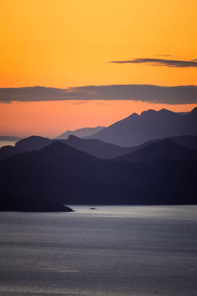Silhouetten van Elaphiti eilanden bij zonsondergang, dubravka uitkijkpunt, dubrovnik, kroatië, 2023