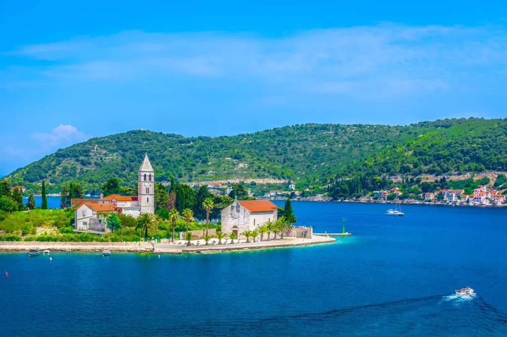 Øen Vis i Kroatien. / Luftfoto af landskabet på øen Vis, sommertid i det sydlige Kroatien, Europa.