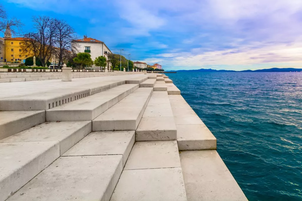 Zadar Küstenlinie Meeresorgel. / Blick auf die Küstenstadt Zadar und das berühmte Wahrzeichen an der Stadtpromenade, die Meeresorgel, Kroatien Europa.